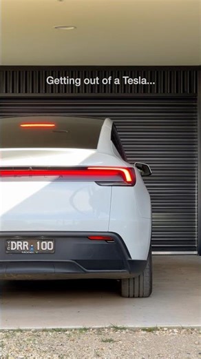 This is how Teslas ‘auto-lock’ feature works 🔒 #tesla #teslamodely