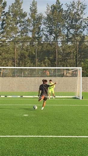 キーパーに対して容赦ないやつ⚽️ #soccer #football #サッカー
