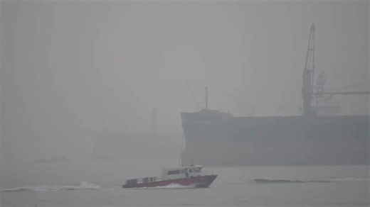 Thick haze lingers over Singapore as Indonesia fires rage on