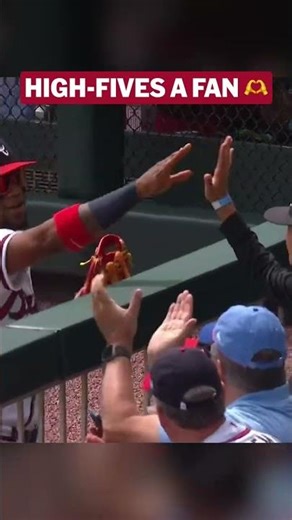 Ronald Acuña Jr. shared a moment with this young fan after making the catch! 🖐