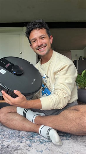 ¿Cuál es el mejor regalo de navidad para un adulto independiente? ¡Una aspiradora robot que haga el aseo en su lugar! Este era el regalo de navidad que más estaba esperando. Después de mucho tiempo de estar limpiando todo yo solo, ahora tengo la ayuda de la RE4 de @EZVIZ Latam Hace un mapa de tu casa, que puedes editar y ajustar según lo necesites. Funciona con Alexa, en muy fácil del limpiar, aspira y trapea el piso y, si quieres, también tiene control remoto. Es mi primer robo-aspiradora y pue