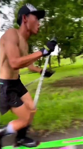 Ski mountaineering… in the park? 😎⛷️Off-season creativity, Shima Tokutaro style!📹: @tottoko_tokutaro