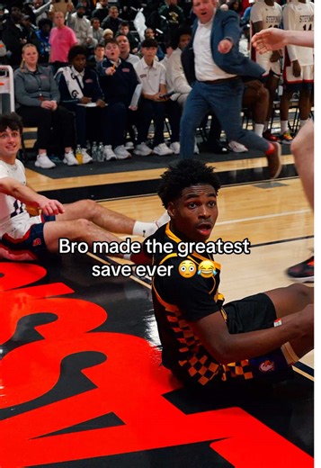 How did bro stay inbounds 🤯😳 #basketball #aau #madehoops #fyp | Basketball