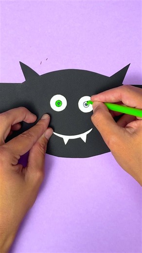 Fold, cut, wear – a bat hat for Halloween 🦇
