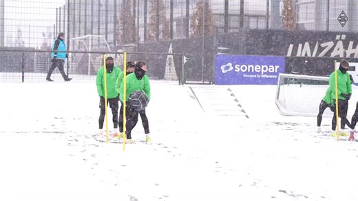 A relay race in the snow with a medicine ball turns conditioning into a competitive challenge. It builds strength, coordination and team spirit while forcing players to adapt movement and balance to difficult conditions. Simple, intense, and highly engaging — even when the pitch is white. | Pedro Mendonça