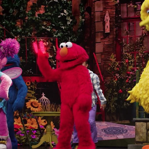 Following a successful spring debut and ahead of its return to the stage later this month, Round Room Live is proud to announce new performances of Elmo’s Got the Moves, a Sesame Street Live… | Round Room Live
