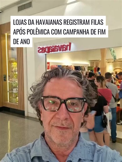 🩴🛍️ As lojas da Havaianas têm registrado grande movimento e filas em diferentes regiões do país, mesmo após pedidos de boicote motivados por uma campanha publicitária recente. A ação de fim de ano, estrelada pela atriz Fernanda Torres, gerou debate nas redes sociais ao usar a frase “não começar o ano com o pé direito, mas com os dois pés na porta”, interpretada por críticos como uma mensagem política. Apesar da repercussão negativa entre alguns grupos, o efeito foi oposto ao esperado: vídeos e