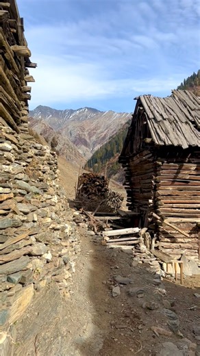In the #Tulail Valley of Jammu and Kashmir, traditional wooden houses are a hallmark of the indigenous Dard-Shin culture, designed to withstand one of the harshest Himalayan climates❤️ 📍Gujran Tulail Valley #exploregureztulail #kashmirvalley #adventure #visit #woodenhouse | EXPLORE GUREZ TULAIL