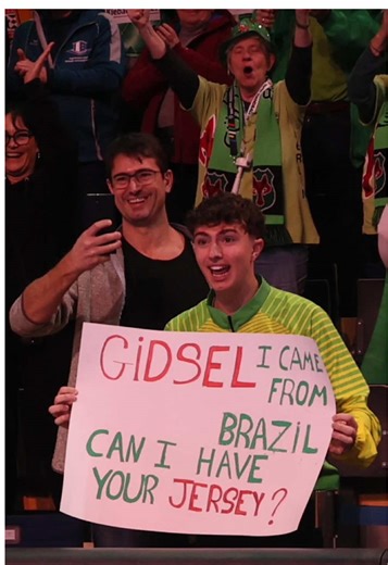 Just in time for Christmas last year Mathias Gidsel had a wish come true 🎄✨ Who remembers this wonderful moment? #handball #daikinhbl