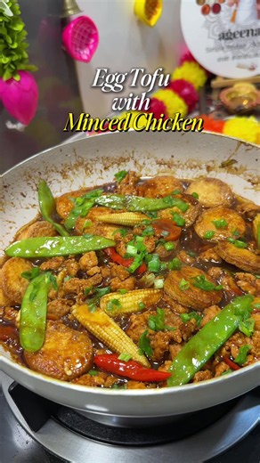 Simple Chinese style dish yang memang ngam makan dengan nasi putih panas😍 The egg tofu is soft and silky, with minced chicken, vegetables and a savoury kicap sauce. This is So so SEDAAAAPPP!! A must try recipe🙌🏼 Egg Tofu with Minced Chicken👩🏽‍🍳✨ Ingredients: 2 egg tofu 50g minced chicken 1 inch ginger, chopped 3 cloves garlic, chopped Spring onion Carrot Baby corn Sweet peas 1 tbsp dark soy sauce 1 tbsp oyster sauce 1 tbsp light soy sauce ½ tbsp sweet soy sauce ¼ tsp sesame oil 1 tsp corn 