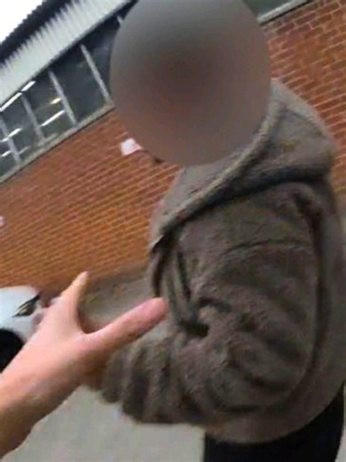 A police chase, a foot pursuit... and an unexpected lift 🚗👮‍♂️ Watch the moment members of the public helped a police officer chase down a suspected drug dealer. #ukpolice #caught #arrested #chase #nottingham