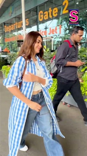 Mrunal Thakur Turns Heads With Chic Airport Look | Actress Serves Effortless Fashion Goals | N18S
