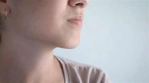 How to tell the difference between a sore throat and strep throat