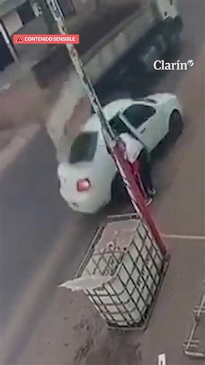 Lo chocó un camión municipal y su bebé salió volando por la ventana
