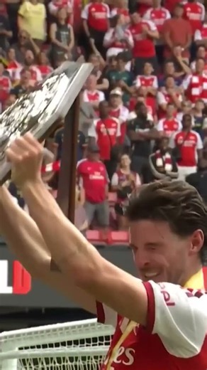 Declan Rice taking a post match whack to the face from… the Community Shield 🤣🏆