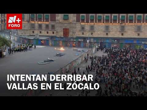 Manifestantes intentan derribar vallas del Palacio Nacional en el Zócalo