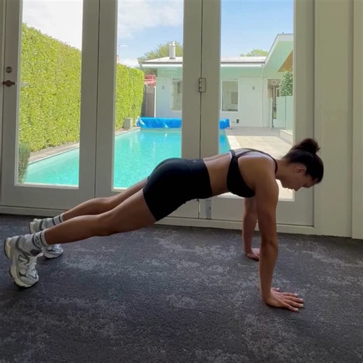 'I'm too busy to eat well' Eating at your desk. In airports. Between meetings. Wondering why your body composition isn't changing. Here's a full day of eating for fat loss that actually fits your… | Hannah Button | 14 comments