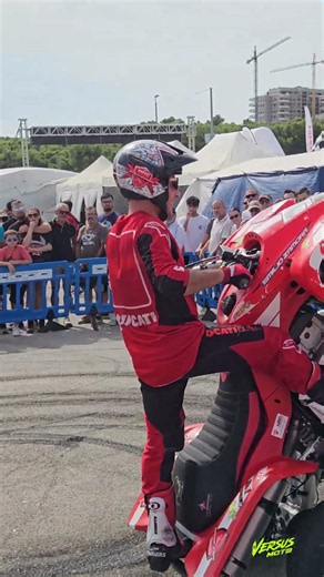 STUNT RIDING DUCATI TEAM