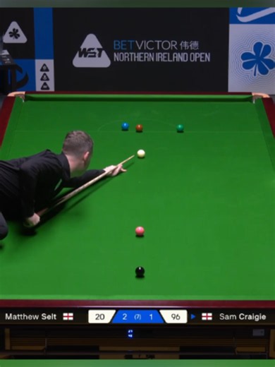 You can at least smile when this happens at the END of a frame-winning break! 😅 Sam Craigie having fun in Belfast! #NIOpen