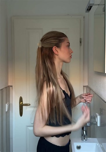 My fav kind of makeup!! @e.l.f. Cosmetics UK cream bronzer @Pixi Beauty hydrating milky mist @Huda Beauty faux filter concealer color corrector @Saie slip tint concealer @REFY cream blush @Typology Paris glow drops @Morphe Cosmetics brushes @AXIS-Y Store US glow lip oil @Wonderskin 💋 lip stain #makeupthatlookslikeskin #naturalmakeup #makeup #nomakeupmakeup