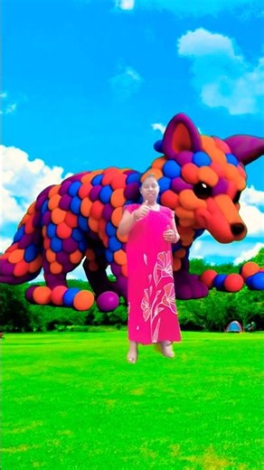 The mascot vibrato assistant Fox placed on the football field is popular, co-produced, and creative