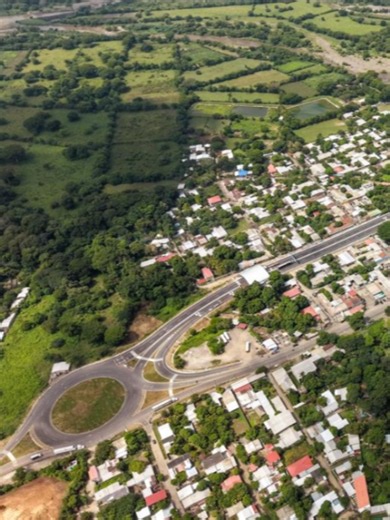 El nuevo Puente Binacional General Manuel José Arce ya está en funcionamiento. La moderna infraestructura está ubicada sobre el río Paz, y conecta la frontera La Hachadura con la ciudad Pedro de Alvarado en Guatemala.