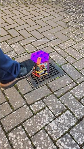 Er kickt einfach meine Batterie um | Feuerwerk richtig zünden! | fireworks safety #shorts #fireworks