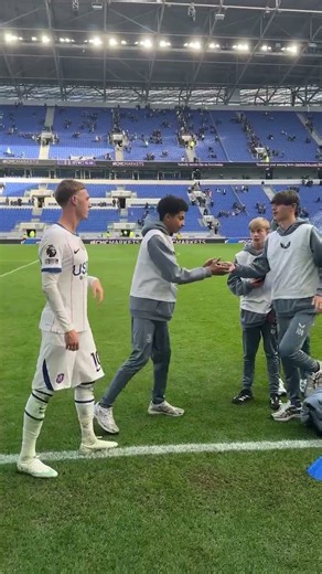 A special moment as Cole Palmer stopped for pictures with the Everton ball boys ❤️