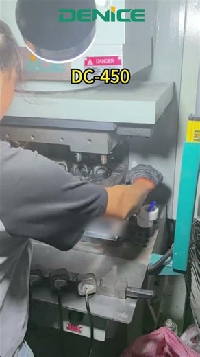 DENICE Vertical Injection Molding Machine