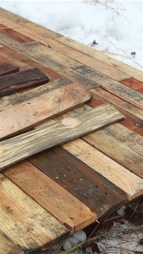 Solo Bushcraft: Constructing a Wooden Shelter from Pallets in Winter