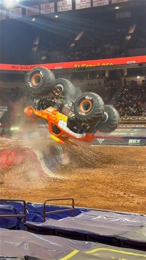 The Crazy Bull lands the Morgan&Morgan backflip #MonsterJam #MonsterTrucks #Columbia ￼