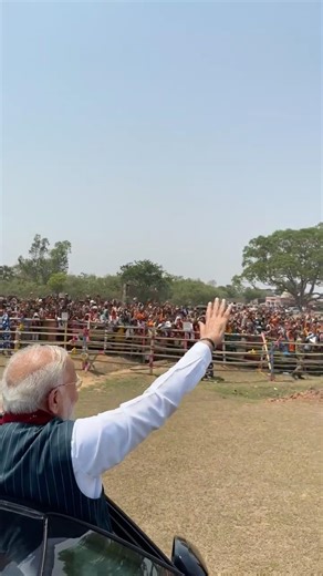 Scorching heat couldn’t dampen the spirits of Purulia during PM Modi’s impromptu roadshow