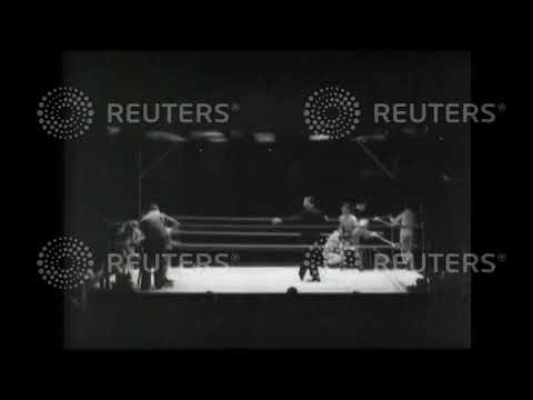 1938 BOXING: Kane holds Benny Lynch