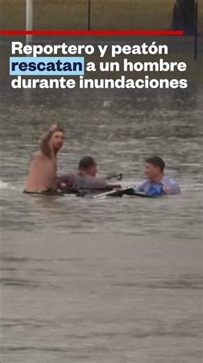 Reportero y peatón rescatan a hombre durante inundaciones | Noticias Telemundo