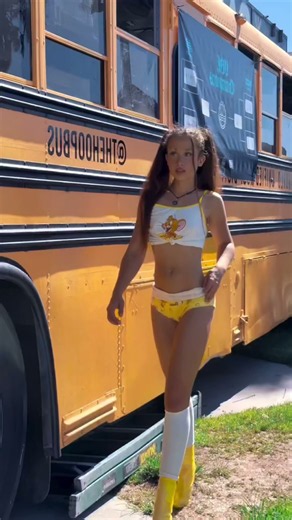 First time alien girl take the bus 🚌#fyp #bus #alien