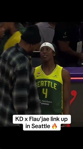 Kevin Durant was courtside at the Seattle Storm game 🏀