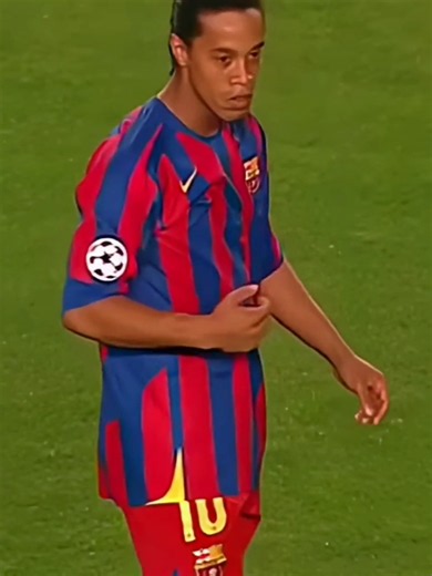 🔥 Ronaldinho in his prime was simply UNSTOPPABLE! 🤯🇧🇷 Pure magic, insane skills and football at its finest. Nobody entertained the world like R10! 🐐✨#Ronaldinho #FootballSkills #PrimeRonaldinho #Soccer #FYP