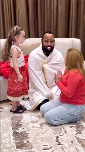 ساحرة بتعملهم الي بدهم ياه 😱