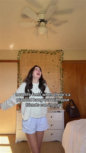 Cassie (@cassiesbooktok)’s video of friends