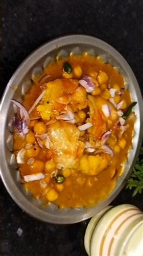 Aaj hum ne bnaya chola samosa chat jis Ko bhuk bhi nahi laga we bhi ungaliya chat kar khaya 😋 #chat