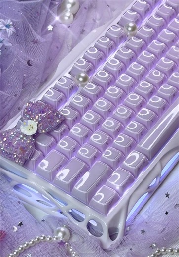 @GravastarTikTok MERCURY K1 in Lavender 💜 . Have you seen anything this gorgeous!? After I got the LE Pink Sakura version, I just had to have the lavender too! . If you haven’t gotten your hands on a Mercury K1 yet, now is the time. The creamy sounds are so addicting! Specs: 💜 gasket mounted 💜 8000mah battery 💜 comes with gravastar x Kailh switches - 40gf 💜 comes with PBT/PC jelly keycaps in pink 💜 volume control dial 💜 RGB backlit and case lit. . . . enjoy the sounds! . #asmr #setup #key