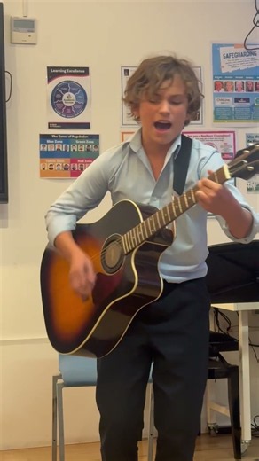 "can you sing oasis please" ✔️ Wonderwall acoustic cover - This Matteo #shorts
