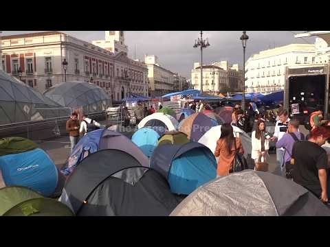 Hundreds continue to camp out in Madrid, as they await government decision on housing