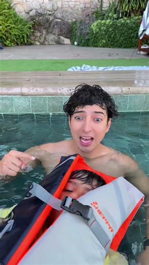 TIPO DE NIÑOS EN LA ALBERCA? ￼