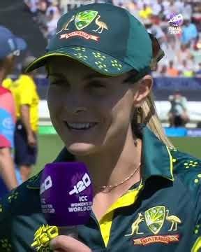 It's Sophie Molineux who wins the toss and Australia bowl first in the #T20WorldCup Final 👀