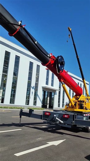 This 8-ton mobile crane features a 30-meter telescopic boom, a 160-horsepower engine,