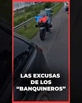 POR LA BANQUINA Y CON EL CELULAR EN LA MANO: ASÍ MANEJÓ UN HOMBRE POR LA AUTOPISTA