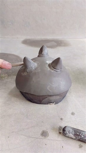 Crafting a Unique Ceramic Bowl with Sculpted Details