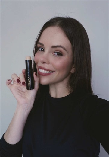 Vlog de um dia corrido pede praticidade e eu amo quando encontro produtos que acompanham minha rotina sem complicar! O Studio Radiance Skin Tint Stick da MAC foi meu companheiro de hoje: cobertura leve, acabamento natural e, melhor ainda, 73% de ingredientes de skincare e hidratação por até 24h. Daqueles produtos que fazem sentido ter sempre na bolsa. @MAC Cosmetics Store Usem meu cupom: MACSQUAD-FABI para ganhar 10% off no site (exceto em lançamentos,remarcados, viva glam e mini MAC) *Publicida
