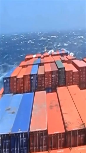 APUS-Class Container Ship Stranded in Pacific Ocean